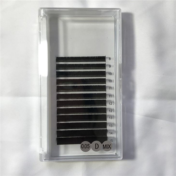 Łatwe wachlowanie tacek do rzęs